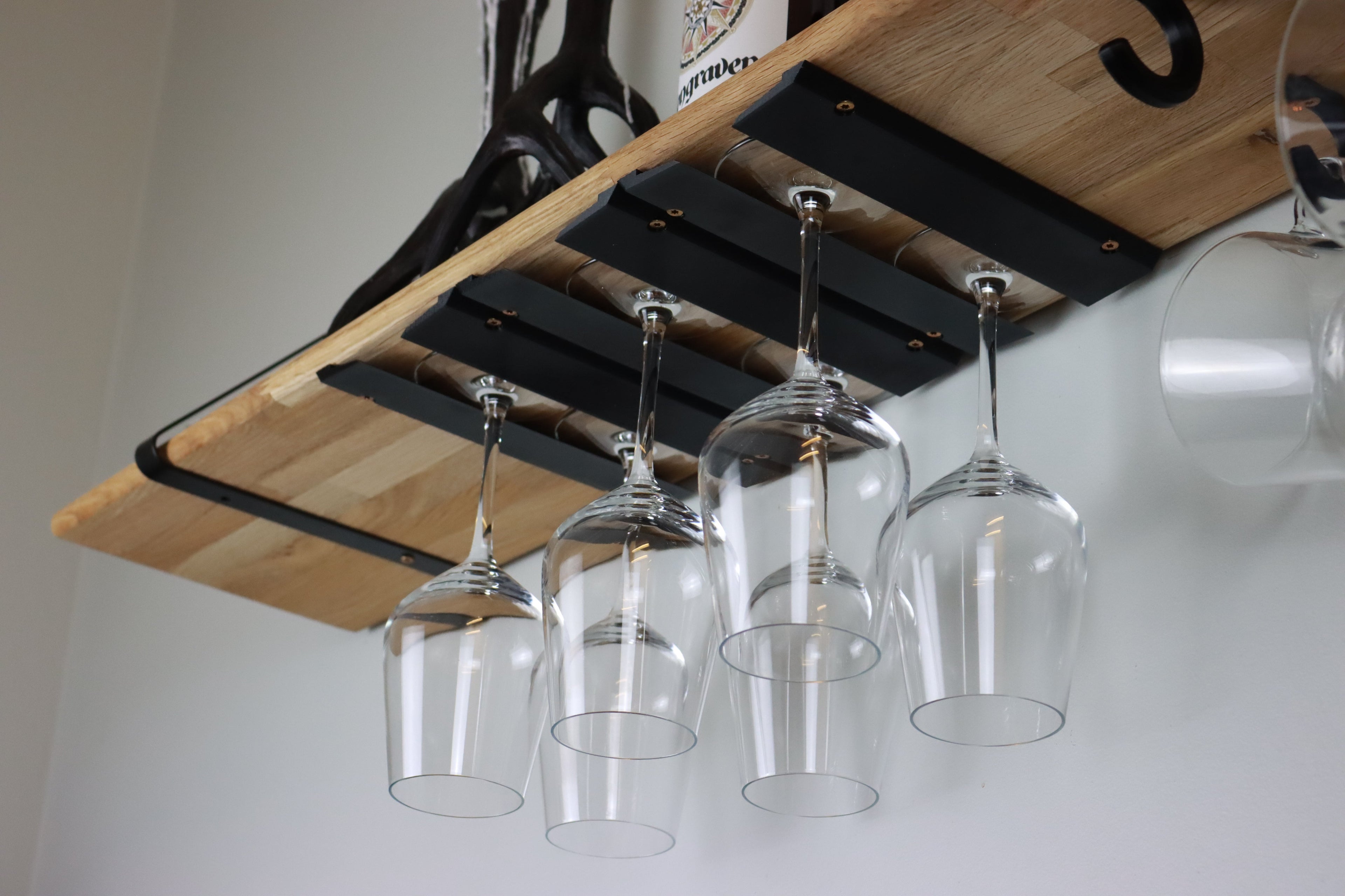 Minimalistisk Vinglasrack Justerbar Bredd - Diskret och Elegant Förvaring