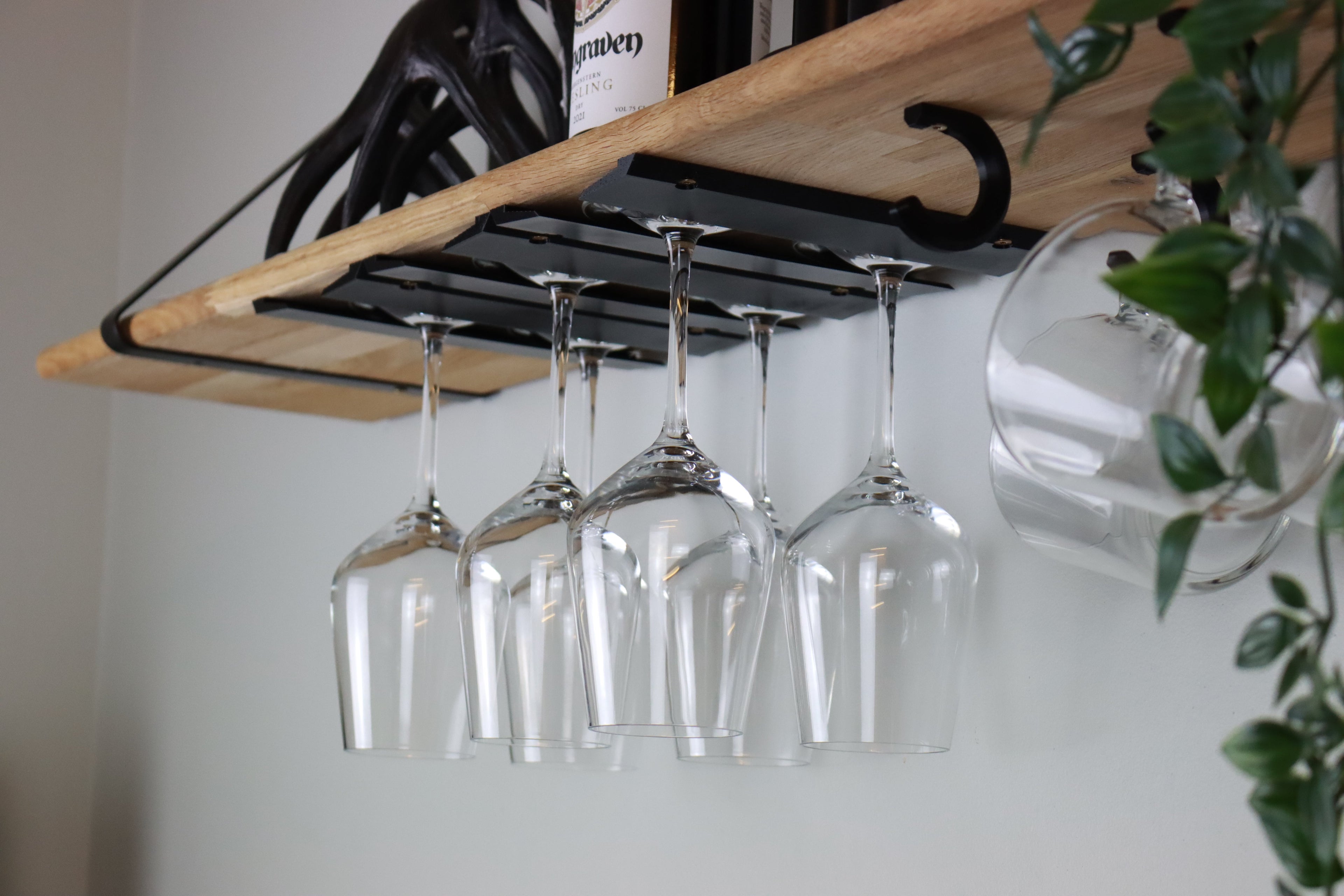 Minimalistisk Vinglasrack Justerbar Bredd - Diskret och Elegant Förvaring